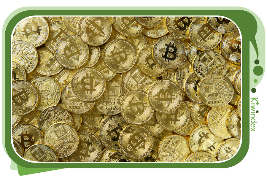 استخرهای ماینینگ (Mining Pools) گروه‌هایی از ماینرها هستند که توان محاسباتی خود را برای استخراج سریع‌تر و پایدارتر بیت‌کوین با یکدیگر ترکیب می‌کنند و پاداش حاصل را نسبت به سهم مشارکت میان خود تقسیم می‌کنند.